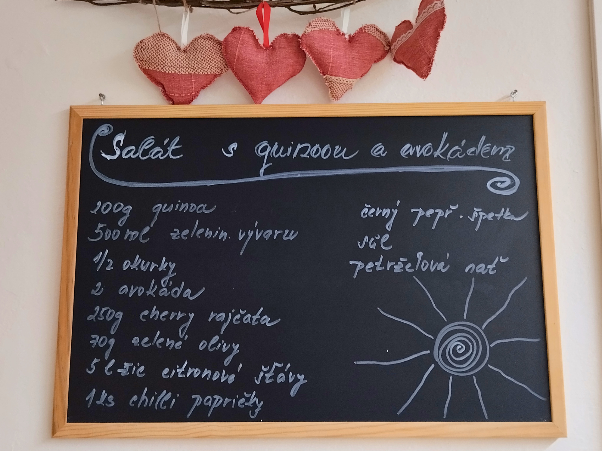 Salát s quinoou a avokádem