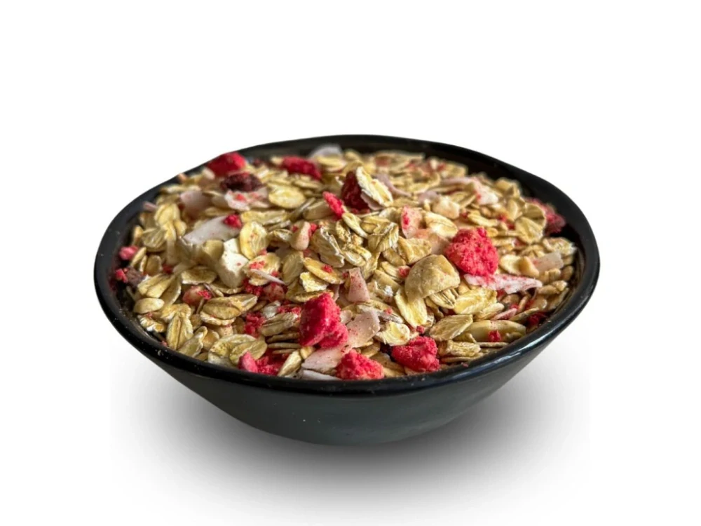 Nepečené müsli s lyofilizovanými jahodami